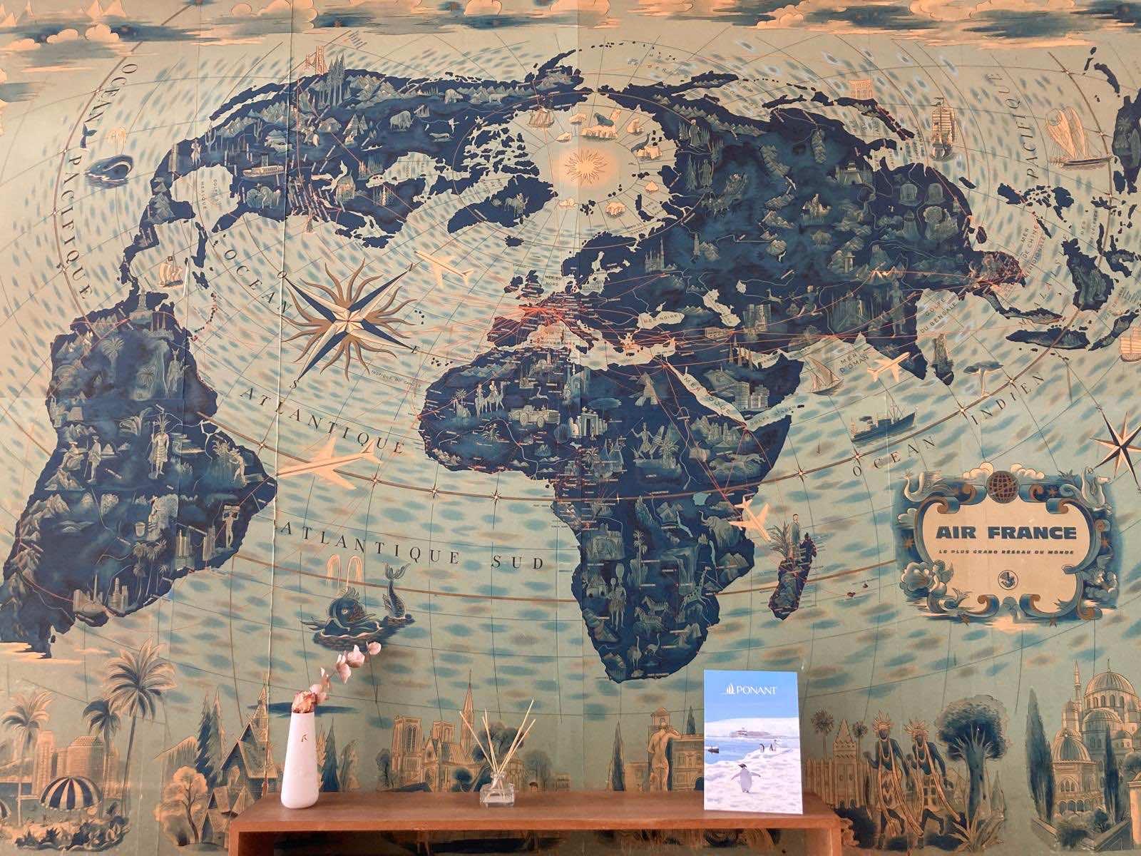 Carte du monde illustrée, style affiche de voyage vintage