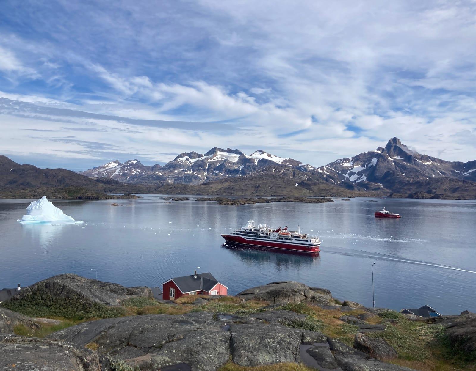 Iceberg et navire d’expédition dans un fjord du Groenland