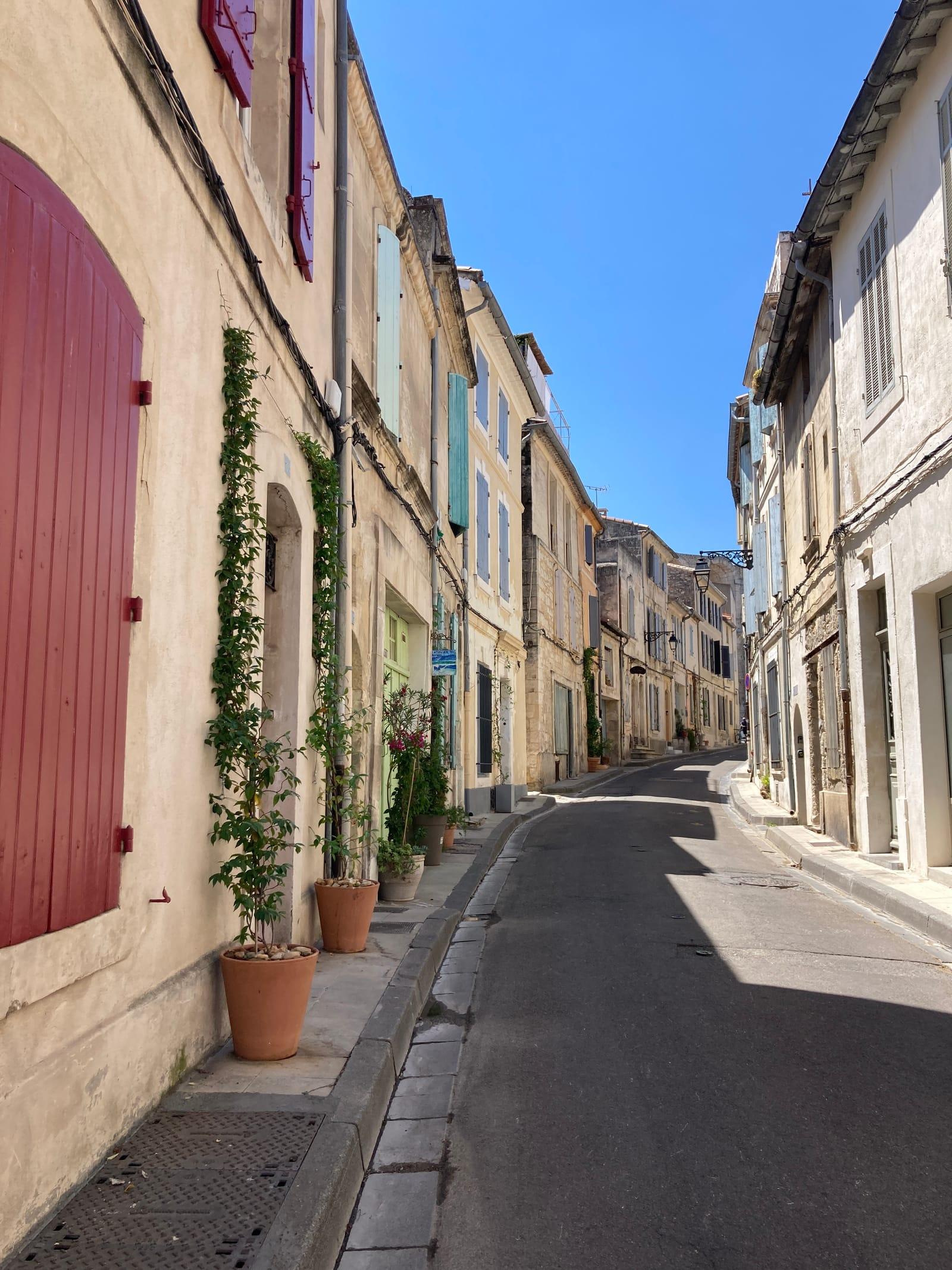 Ruelle typique d’Arles en hiver