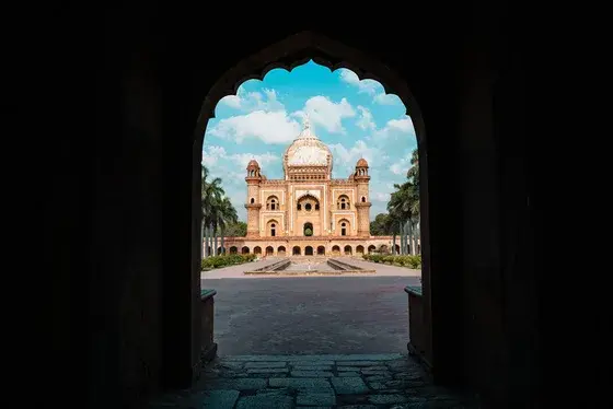 Mausolée moghol de Delhi vu depuis un porche