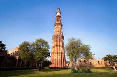 Le Qutab Minar dans les jardins de Delhi