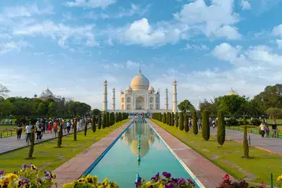 Le Taj Mahal depuis les jardins fleuris