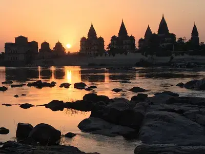 Les cénotaphes d'Orchha au coucher du soleil