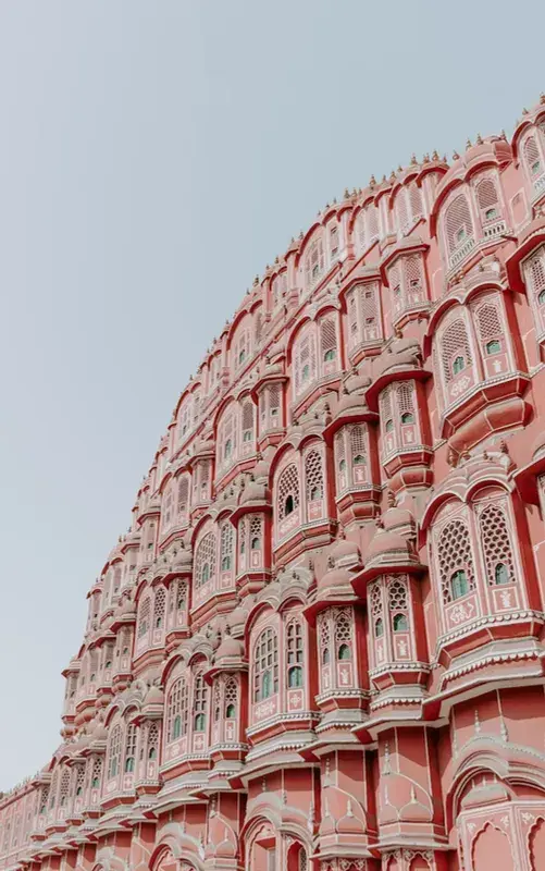 Façade rose et fenêtres ciselées du Hawa Mahal